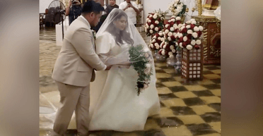 Пробиралися по воді: пара одружилася в затопленій через тайфуни церкві (відео)