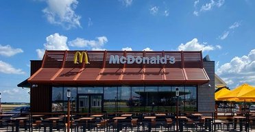 Працівники фастфуду зачинились в приміщенні підземного переходу під час тривоги: McDonald's перепросив українку