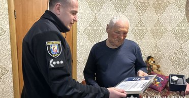 Киевлянину, отогнавшему горящий автомобиль с парковки, вручили награду (видео)