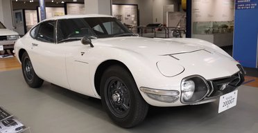 Классика на новый лад: как выглядит самый нестандартный электромобиль Toyota (видео)