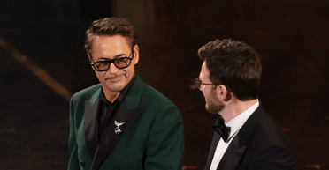 Роберт Дауни-младший достал из кармана трусы и рассмешил присутствующих на "Оскаре" (видео)