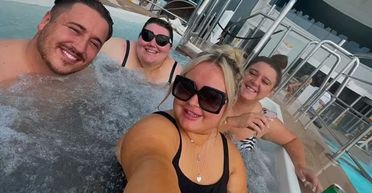 Впливові персони змусили пасажирів елітного круїзного лайнера закритися у своїх каютах (фото)