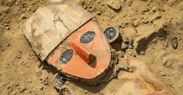 В Перу нашли необычную человеческую скульптуру в трапециевидной шапке (фото)