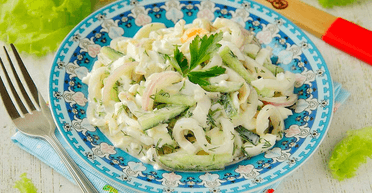 Салат із кальмарами, яйцями та свіжими огірками: швидкий рецепт без майонезу