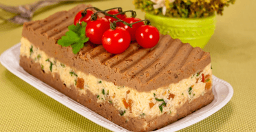 Паштет із курячою печінкою та шаром сиру з помідорами: рецепт святкової закуски