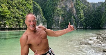 62-річний Жан-Клод ван Дамм в одних шортах показав вражаючу мускулатуру (фото)