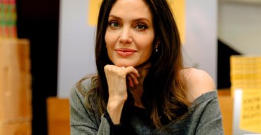 Анджелина Джоли сделала загадочные татуировки на средних пальцах (фото)