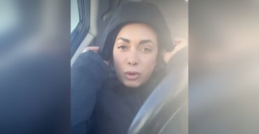 Вы надевали зимнюю куртку не правильно: блогерша удивила способом ношения верхней одежды (видео)