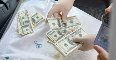 Хотели продать полмиллиона поддельных долларов: в Киеве разоблачили фальшивомонетчиков (фото)