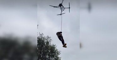 Пілот дрона DJI підняв людину на 10 метрів у повітря: тепер йому заборонено керувати БПЛА (фото)