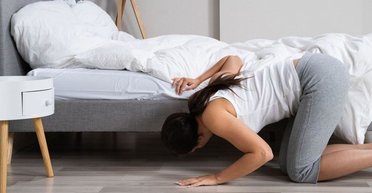 Няня перевіряла, чи немає "монстра" під ліжком, а натрапила на бородатого чоловіка (фото)