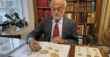 Сокровище, которое было спрятано от нацистов под землей более 50 лет, продадут за впечатляющую сумму (фото)