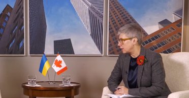 Канадская дипломатка набила тату с логотипом украинского партизанского движения женщин в оккупации (фото)