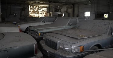 В США обнаружили заброшенный автосалон с десятками машин внутри (видео)