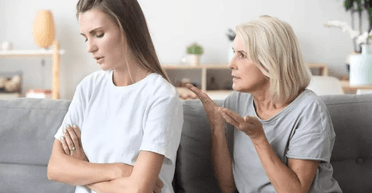 Жінка розлучилася з чоловіком і отримала несподівану вимогу від свекрухи