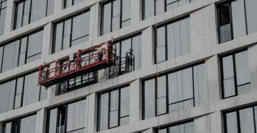 Скандал в елітному ЖК: мийники вікон побачили господиню без одягу і увігнали її в депресію