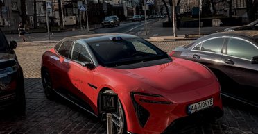 В Україну привезли потужний електрокар від Huawei без заднього скла (фото)