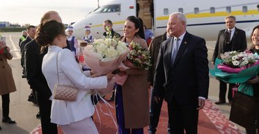 Золотые ручки и мрамор: на видео случайно "засветилось" убранство самолета Лукашенко