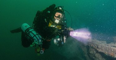 В Британии нашли затонувший корабль с 10 тыс. бутылок, охраняемых "морским чудовищем"