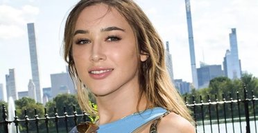 "Я кидаю бідних": дівчина відшила друзів дитинства, бо вони мало заробляють