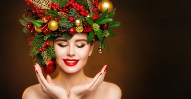 Актуальные цвета и блестки. Тренды новогоднего макияжа 2021