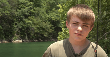 Водолаз допоміг 13-річному хлопчикові врятувати сімейну реліквію з озера (відео)