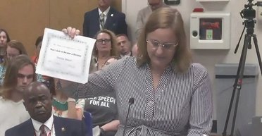 Школьнику выдали "сертификат диктатора" из-за любви к истории и участия в военных сборах (фото)