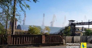 В Мариуполе прогремел мощный взрыв: оккупанты в порту применили дымовую завесу (фото)
