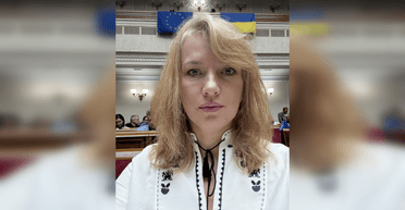 З сережками за тисячі євро: нардепка вдягла сорочку українського бренду за 9 тисяч грн (фото)