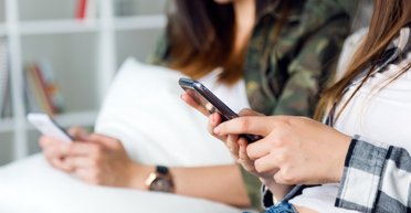 Запрет мобильных телефонов в школах: в Минобразования объяснили, введут ли его