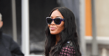 Наомі Кемпбелл у квітковій сукні відвідала Паризький тиждень моди (фото)