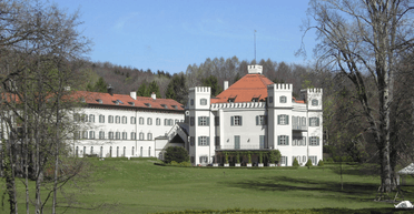 5 комнат и огромная мансандра: в замке императрицы Елизаветы продают квартиру (фото)