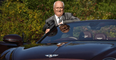 Знайшов нове покликання: мільйонер вийшов на пенсію і став шофером (фото)