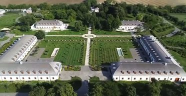 С бассейном и зебрами: поместье Орбана стоимостью 30 млн евро, которое он называет "фермой" отца, сняли с дрона (фото)