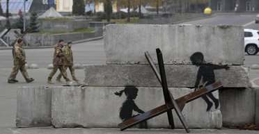 Наконец за 2 года смогли обнять маму: Украина вернула из оккупации двух сестричек