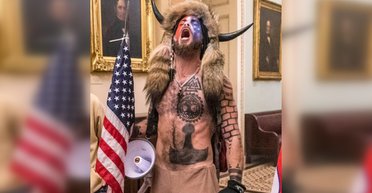 "Шаман", наказанный за штурм Капитолия, получил помилование от Трампа: что планирует делать