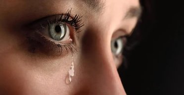 Как выглядят слезы под микроскопом: большинство людей не верит увиденному (видео)