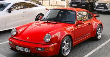 Гость из 90-х: в Киеве засветился раритетный спорткар Porsche (фото)