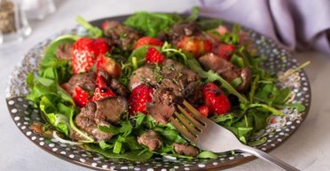 Нереальний мікс смаків: рецепт салату з полуницею та курячою печінкою