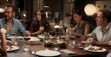 Скелет в смартфоне. Зачем смотреть драму "Идеальные незнакомцы"