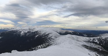 На вершині гори Піп Іван – справжня зима: зберігається мінус і лежить сніг (фото)