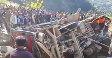 Масштабная автокатастрофа в Индии: рейсовый автобус слетел со склона, много погибших (фото)