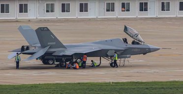 Китай наздогнав США: після 10 років розробок створили винищувач J-35A з ракетами HQ-19 (фото)