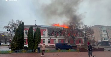 РФ атакувала Чернігівщину: в Прилуках палає будівля міськради, — "Суспільне" (фото)