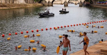 Впервые за 100 лет: в Париже открыли для купания реку Сена (фото, видео)