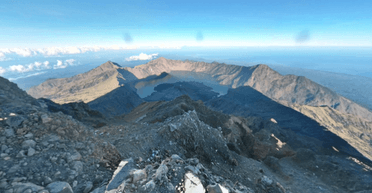 Жінка впала у кратер активного вулкана: через 3 дні стало відомо, що вона жива (фото)