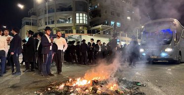 В Иерусалиме автобус въехал в толпу ультраортодоксальных протестующих: есть погибшие (видео)