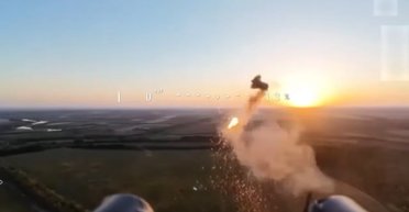 Взорвал российский БПЛА в воздухе: ВСУ показали работу нового дрона-охотника (видео)
