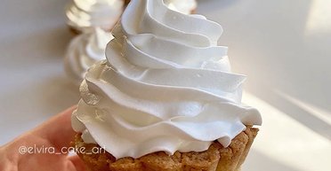 Корзиночки з білковим кремом: рецепт десерту зі смаком із дитинства (відео)