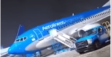 Шквалистий вітер здув Boeing 737 зі стоянки в аеропорту Буенос-Айреса (відео)